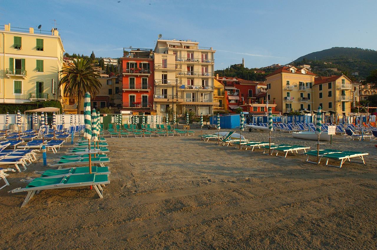 Hotel Tirreno Alassio Kültér fotó